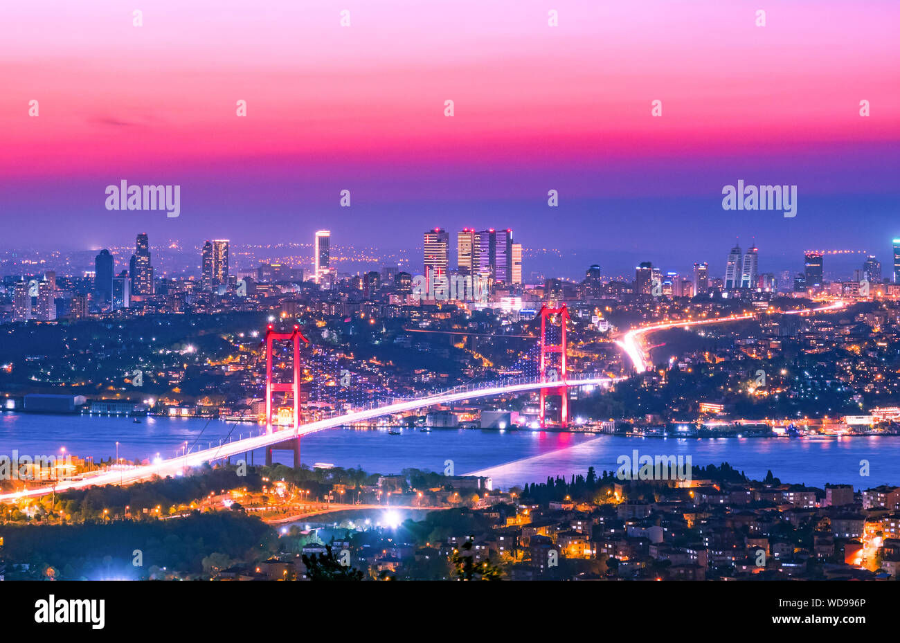Bosporus Brücke bei Sonnenuntergang, Istanbul, Türkei Stockfoto