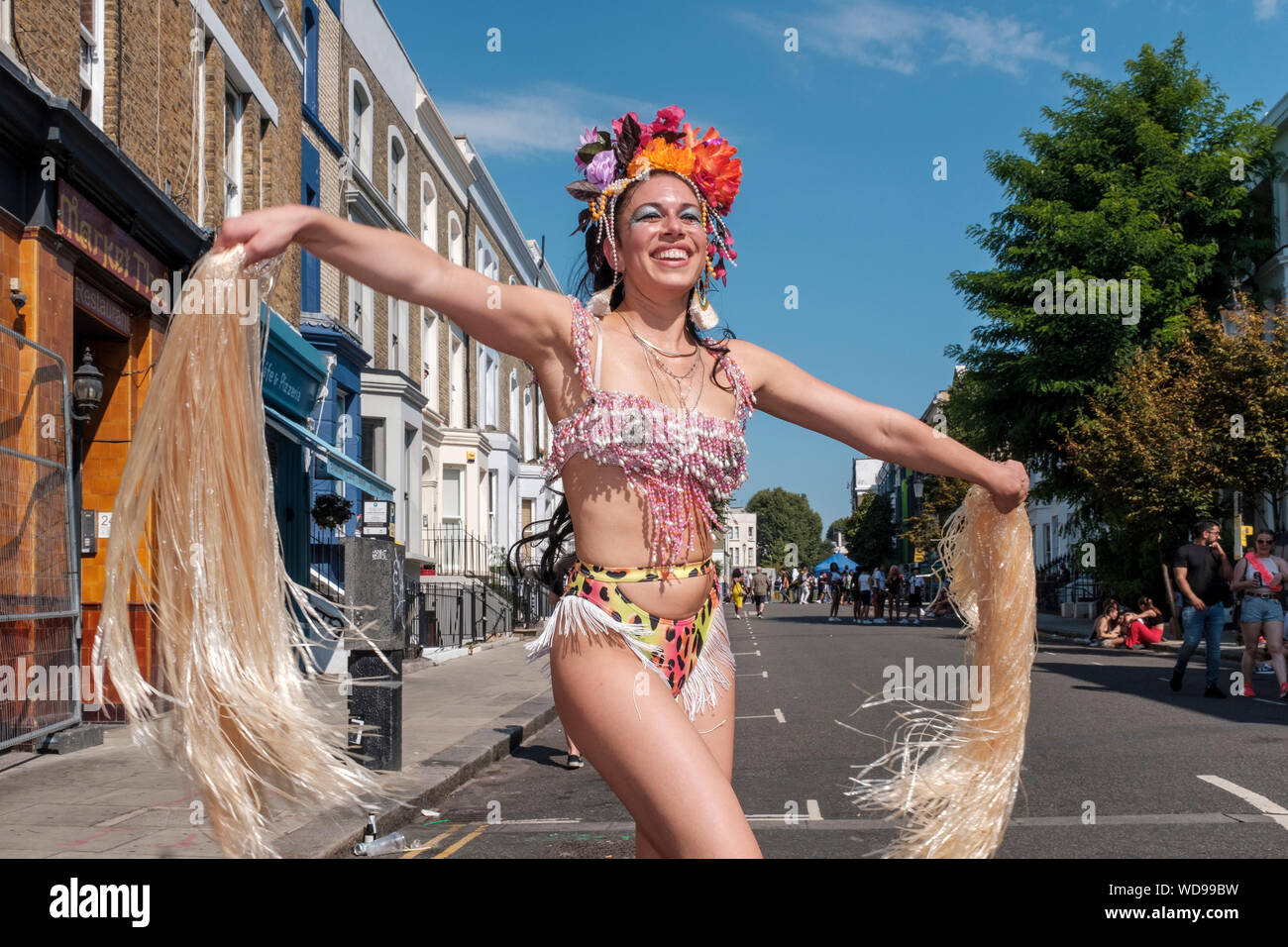 England, London - Teilnehmer der Notting Hill Carnival Tänze auf der Portobello Road. Stockfoto