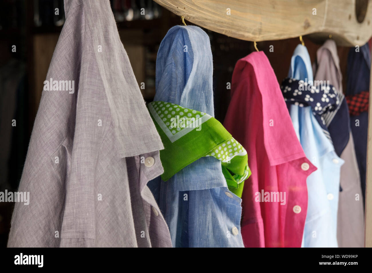 Leinenhemden in hellen Farben im Schrank hängen Stockfoto