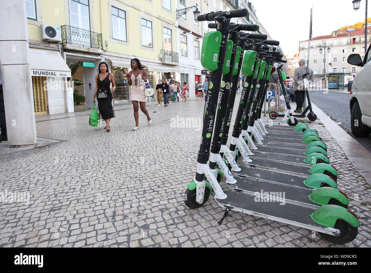 Lissabon, Portugal. 28 Aug, 2019. E-scooters sind auf dem Bürgersteig in Lissabon, Portugal, 12.08.28, 2019 geparkt. E-Scooter kann eine potentielle Bedrohung der Sicherheit im Straßenverkehr zu stellen, wenn Benutzer die Verkehrsvorschriften verstoßen. Polizei ergreifen Maßnahmen, um hier gegen Fahrer, die sich nicht an die Sicherheitsvorschriften wie Fahren in Paaren oder nicht tragen Helme erfüllen. Credit: Pedro Fiuza/Xinhua Stockfoto