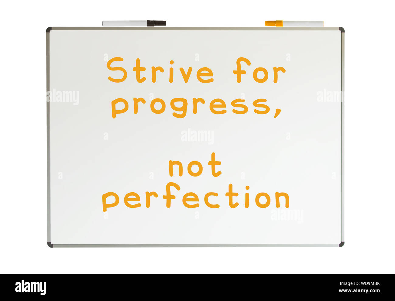 Streben nach Fortschritt, nicht Perfektion, auf eine Tafel geschrieben, isoliert Stockfoto