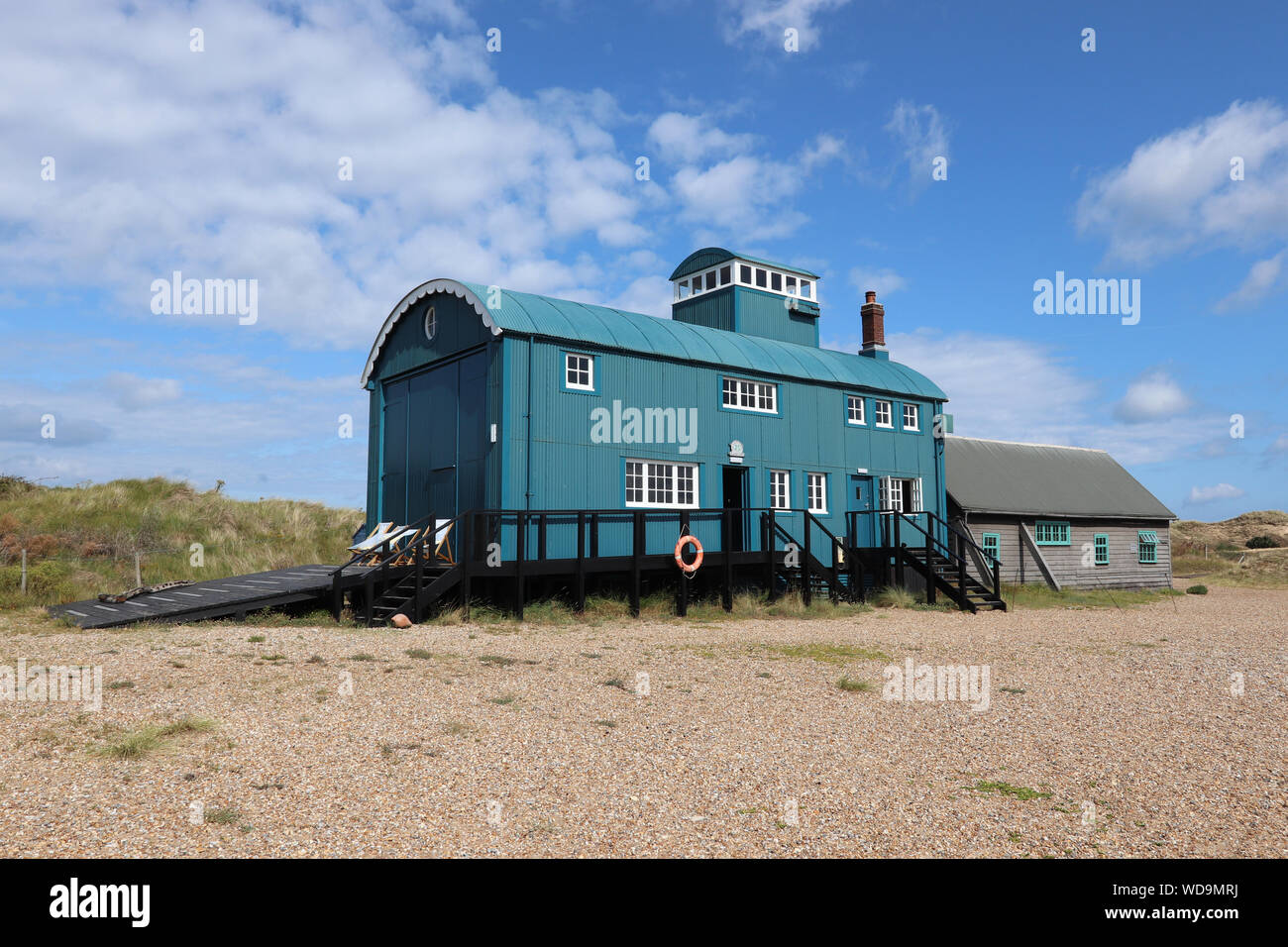 Alte Rettungsboot Haus Forkenbeck Beach, North Norfolk Coast, an einem sonnigen Tag. Stockfoto