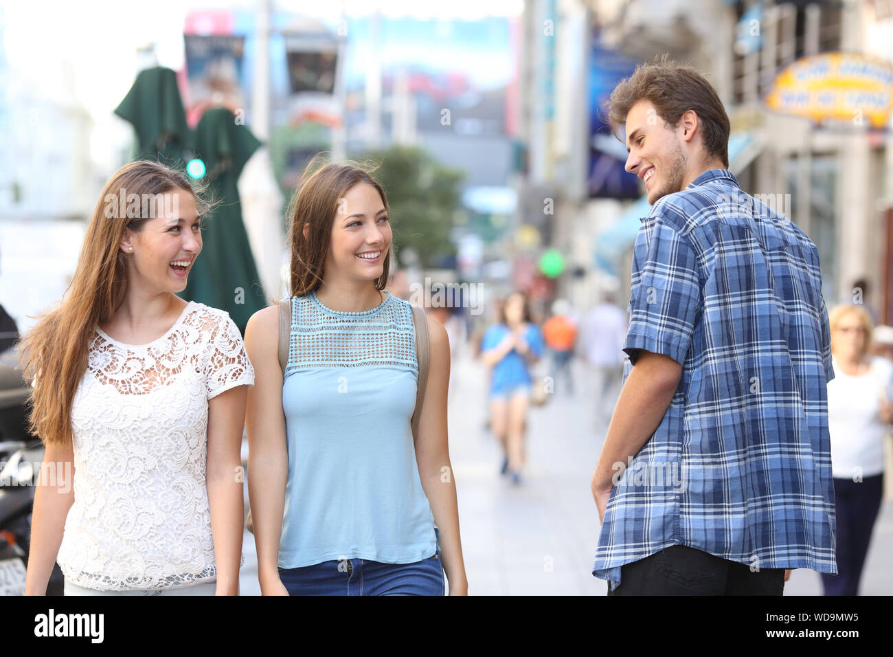 Glucklicher Mann Flirten Mit Tho Gluckliche Frauen Zu Fuss Auf Der Strasse Stockfotografie Alamy