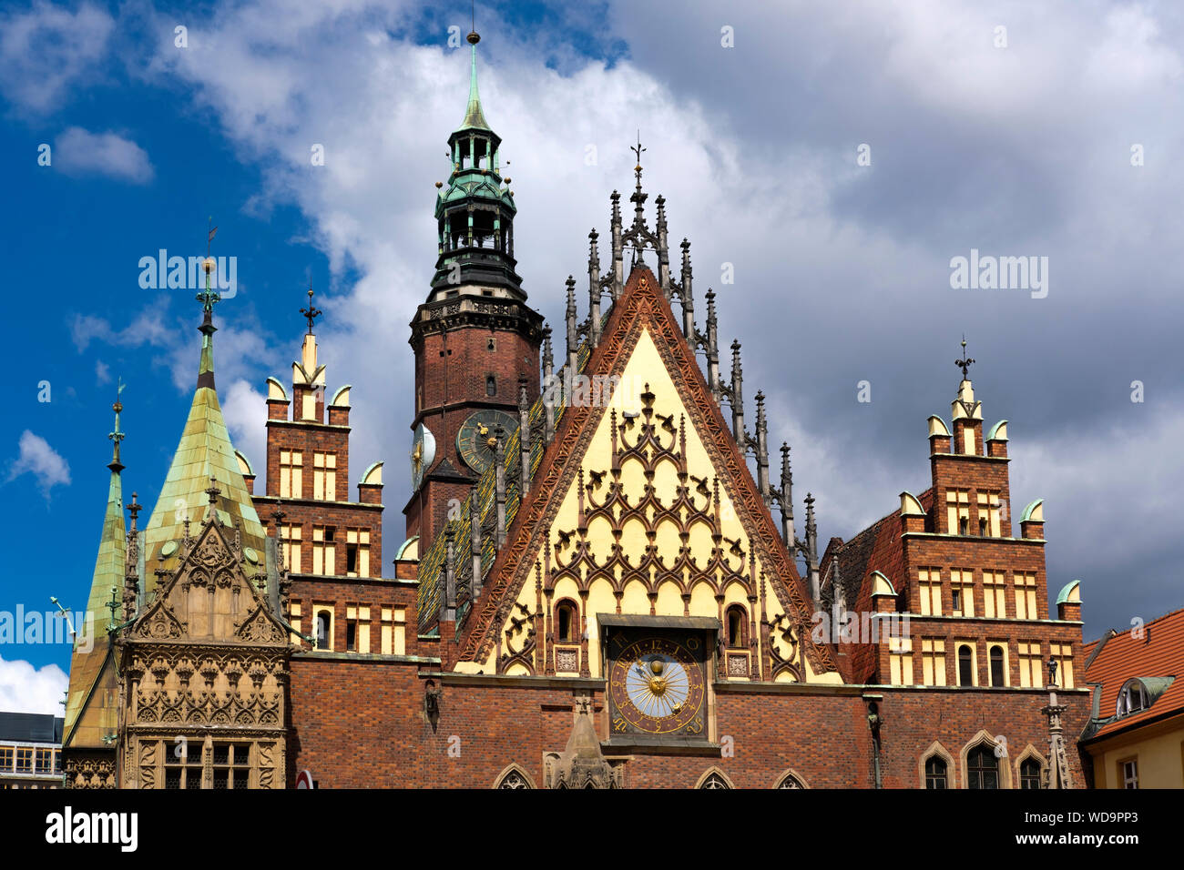 Die reich verzierten östlichen Fassade von Stary Ratusz, das Alte Rathaus, in Rynek, dem Marktplatz in Wroclaw, Polen. Stockfoto