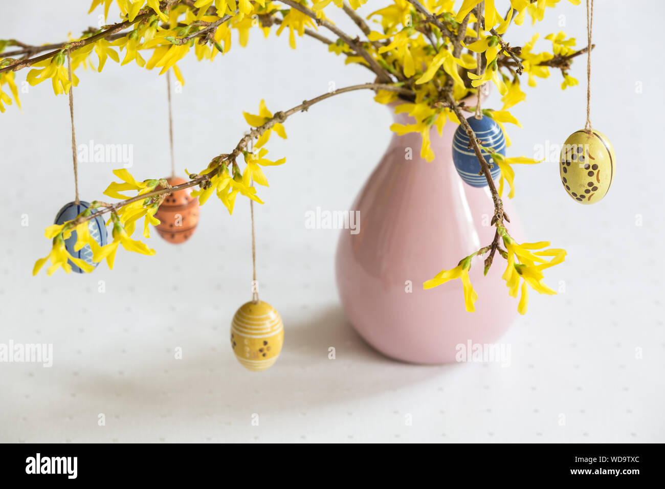 Ostereier Aufhängen auf Blume Zweige in der Vase auf dem Tisch  Stockfotografie - Alamy