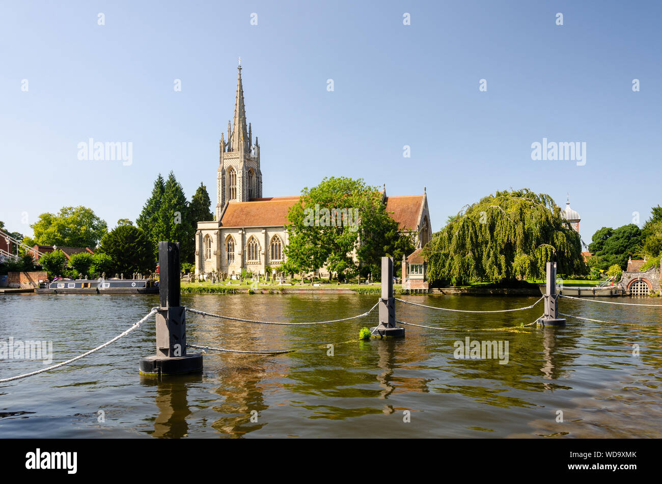 All Saints Church in Marlow, Buckinghamshire über die Themse gesehen. Stockfoto