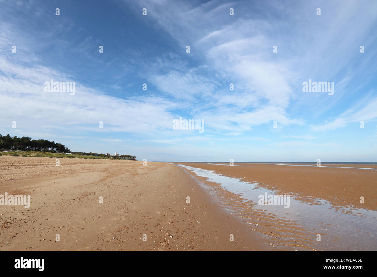 Ein Blick auf Old Hunstanton Strand mit Blauer Himmel an einem sonnigen Tag. Stockfoto