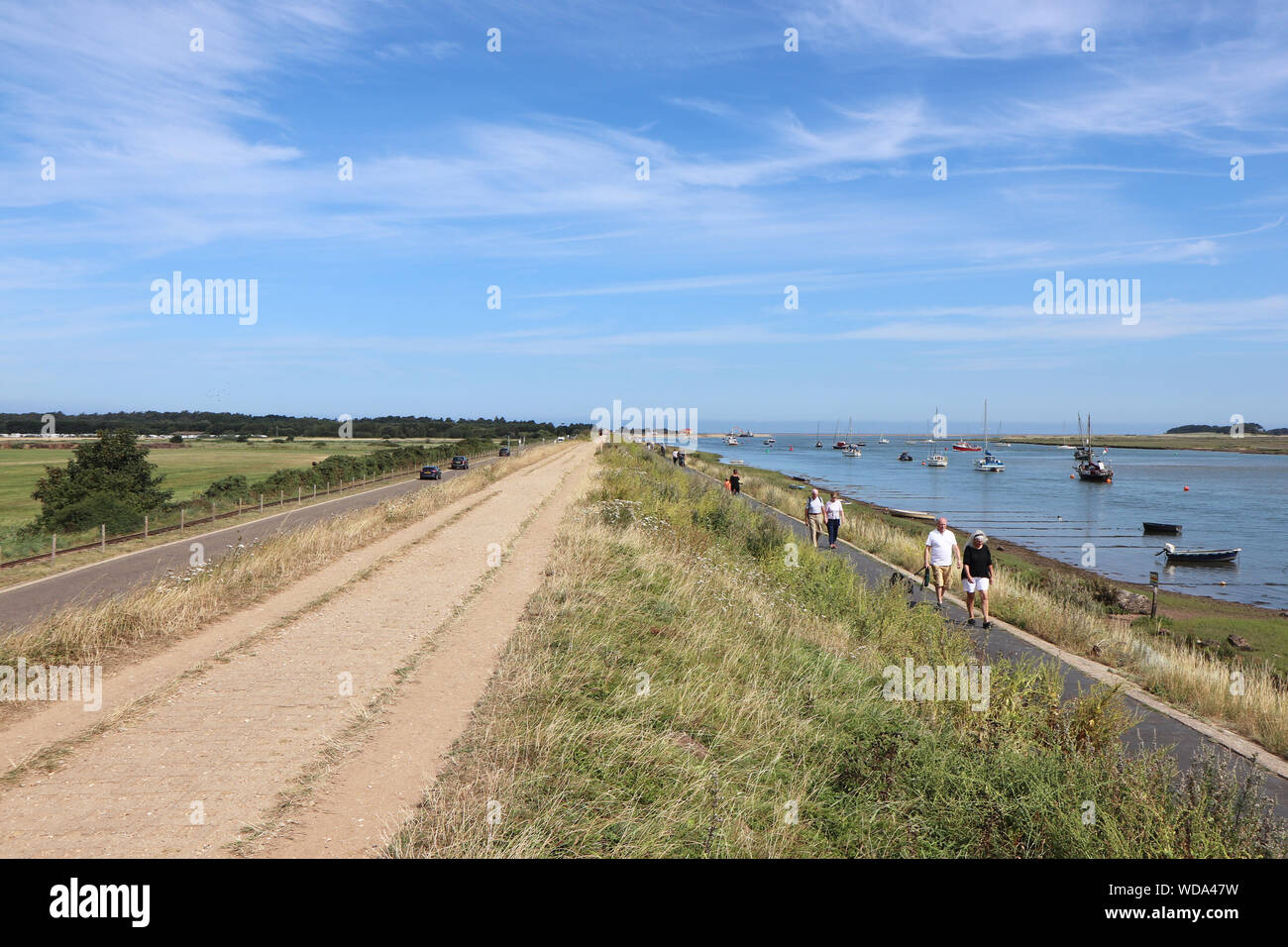 Wells-next-the-Sea 1,6 km lange Strand an einem sonnigen Tag mit blauen Himmel, Norfolk, Großbritannien. Stockfoto