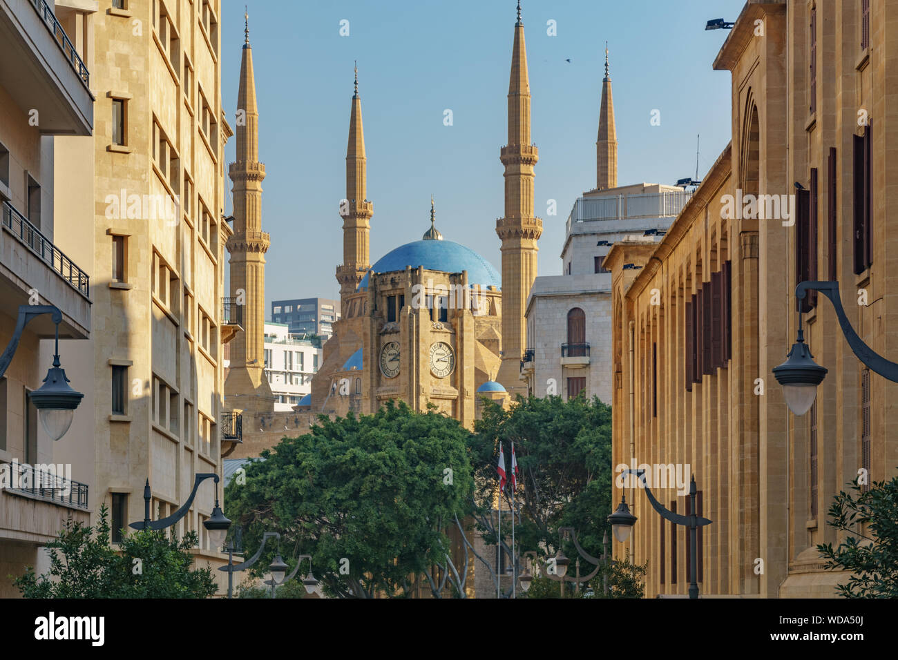 Schöne Straße in Beirut, Libanon mit Sicht auf die berühmten Uhrenturm und Mohammad Al Amin Moschee Stockfoto