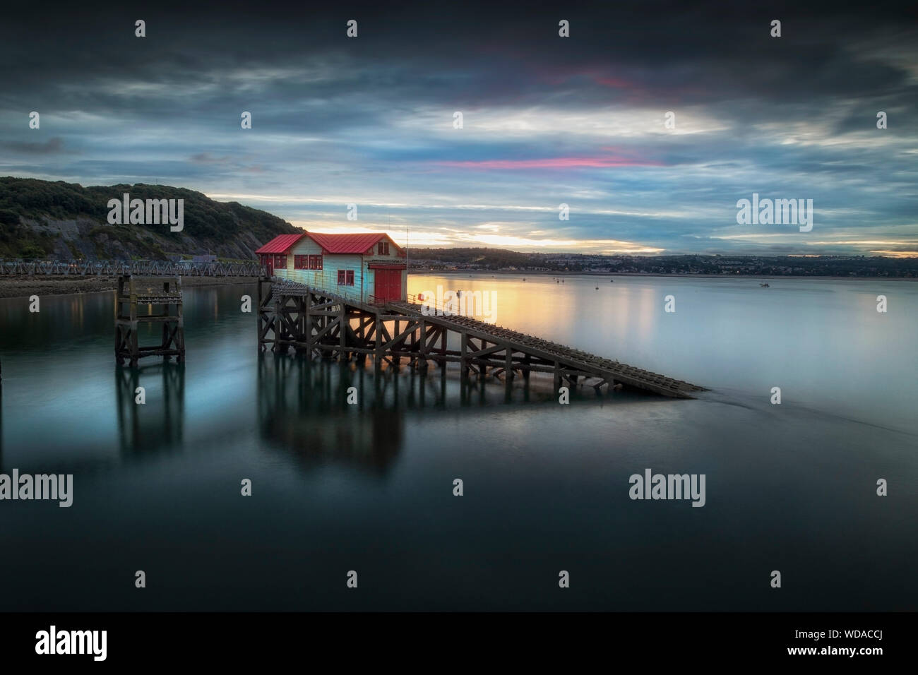 Dämmerung am alten Rettungsboot station Stockfoto