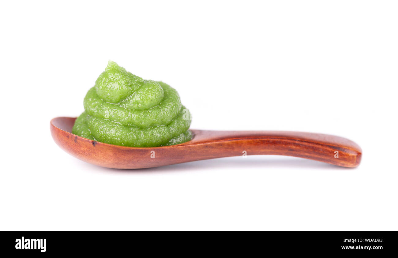 Wasabi Sauce in einem Löffel aus Holz, auf weißem Hintergrund. Asian Hot Sauce. Stockfoto