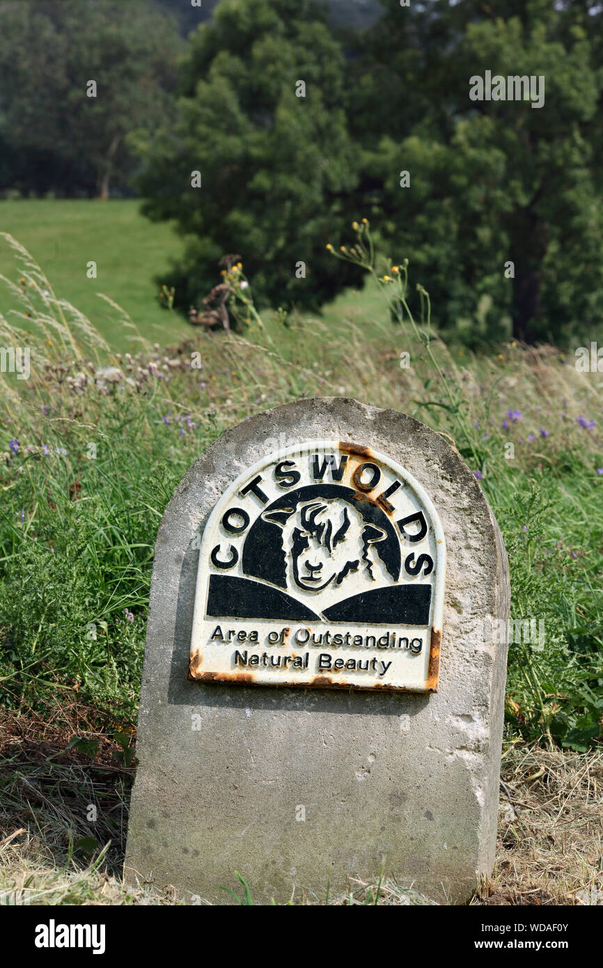 Zeichen, die die Begrenzung der Cotswolds Gebiet von außergewöhnlicher natürlicher Schönheit, in der Nähe des Edge Hill, Warwickshire. Stockfoto