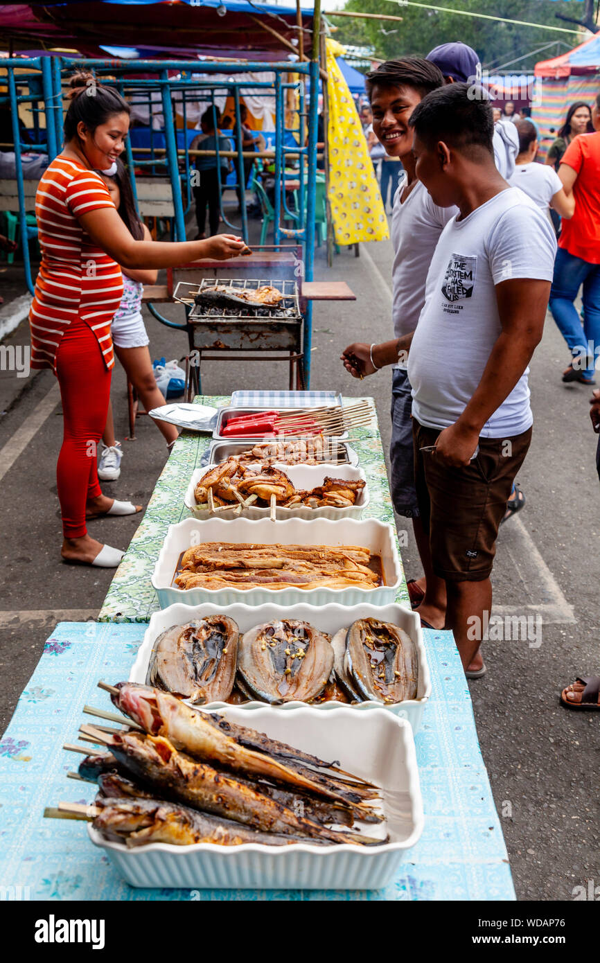 Eine Anzeige von Essen im Restaurant Speisen, die in der Straße während der Dinagyang Festival, Iloilo City, Panay Island, Philippinen Stockfoto