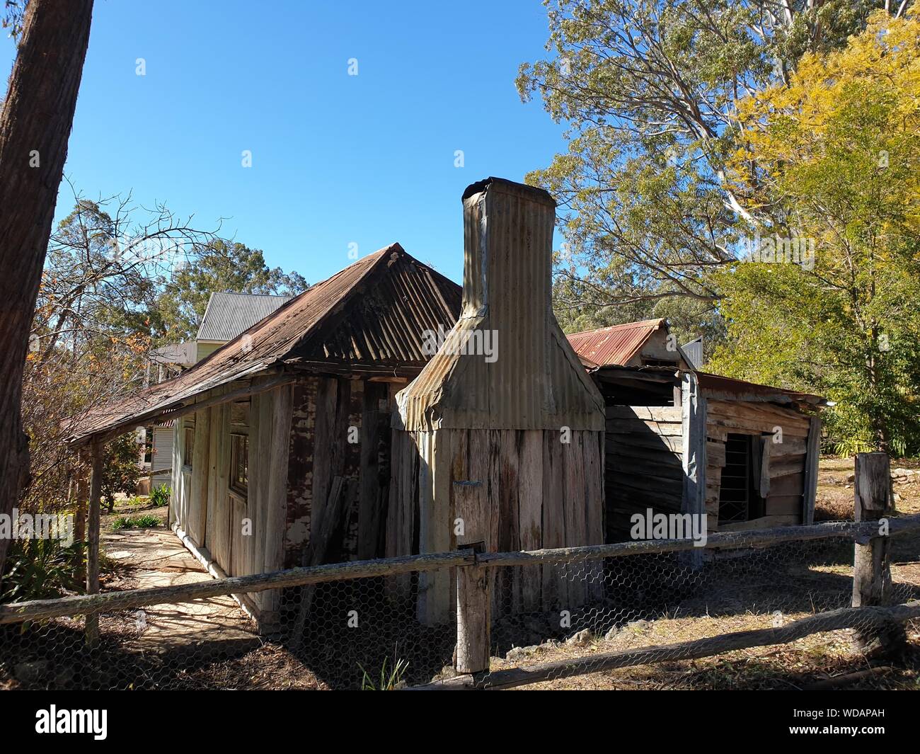 Geisterstadt. Traditionelle Siedler's Slab Hut in Yerranderie 'Private Town', Yerranderie Regional Park, NSW Stockfoto