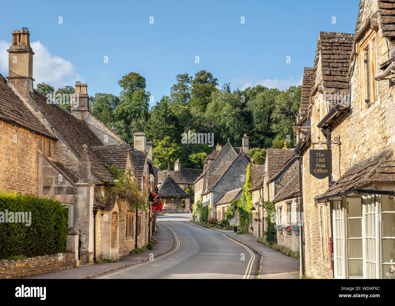 burg im Dorf cotswolds combe The Street Castle Combe cotswolds Village in der Nähe von Chippenham Wiltshire england gb Europa Stockfoto