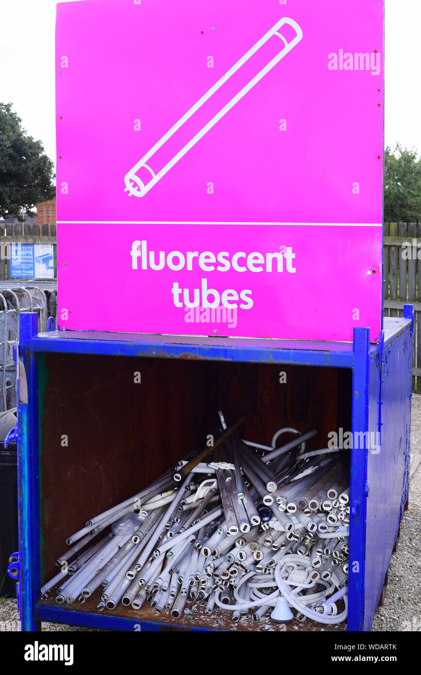 Sammlung von alten Leuchtstoffröhren im Rat Haushalt Recycling center Vereinigtes Königreich Stockfoto