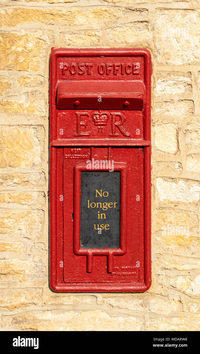 Royal Mail roten Briefkasten Post Red post box Einfügung in eine Mauer aus Stein, die nicht mehr in Gebrauch Stockfoto