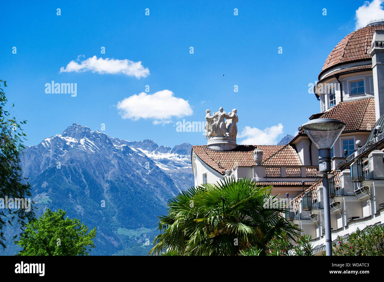 Panoramablick auf die Alpen Berge rund um die Stadt Meran, Norditalien Stockfoto