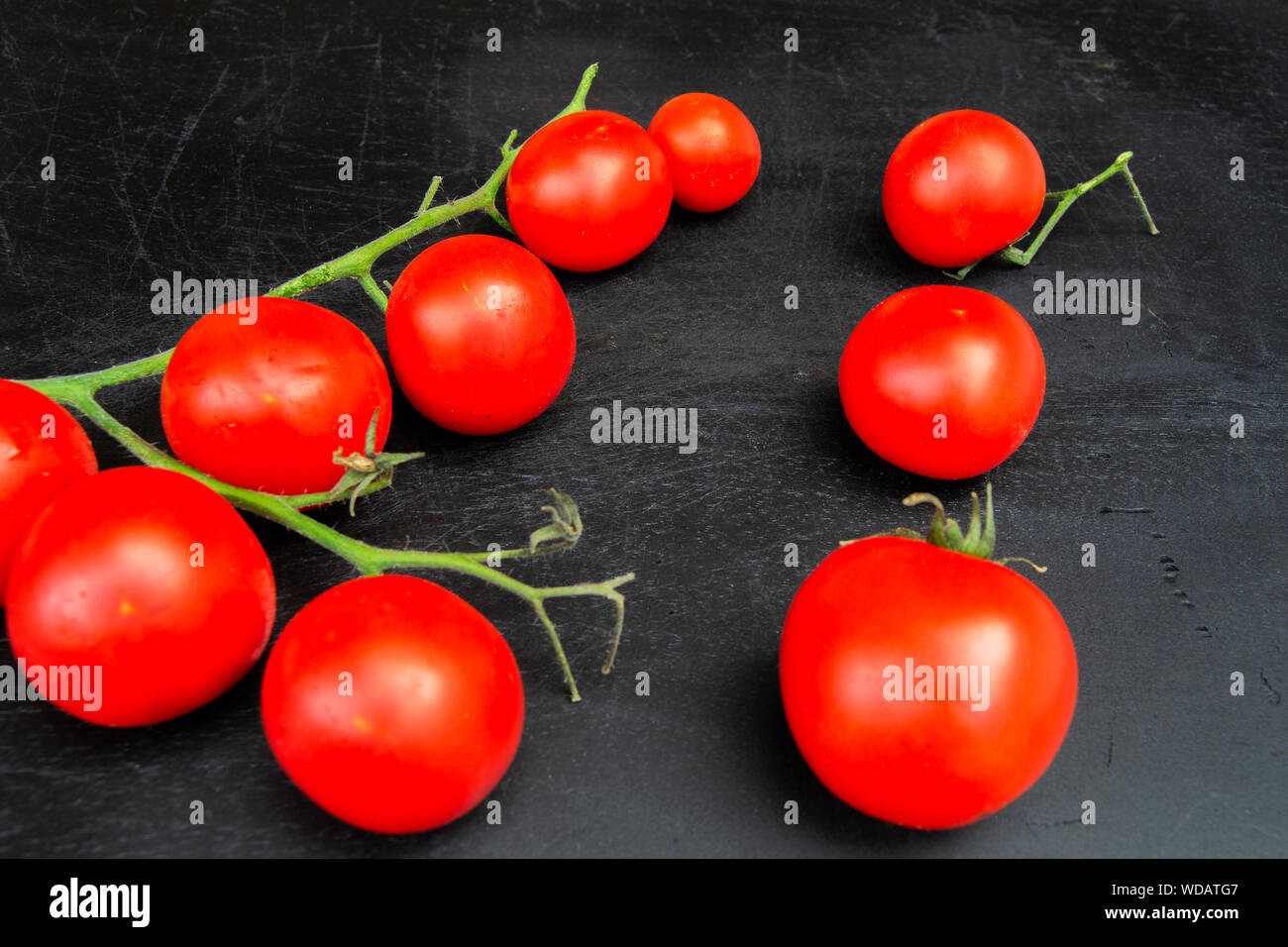 Red pachino Tomaten Trauben auf einem bòack Holz- Hintergrund. Italienische geschützte geografische Angabe Produkt aus Sizilien Stockfoto