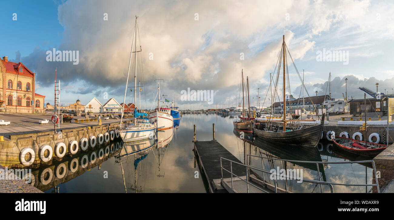 Früh morgens im Hafen von Varberg, Halland, Schweden, Skandinavien. Stockfoto