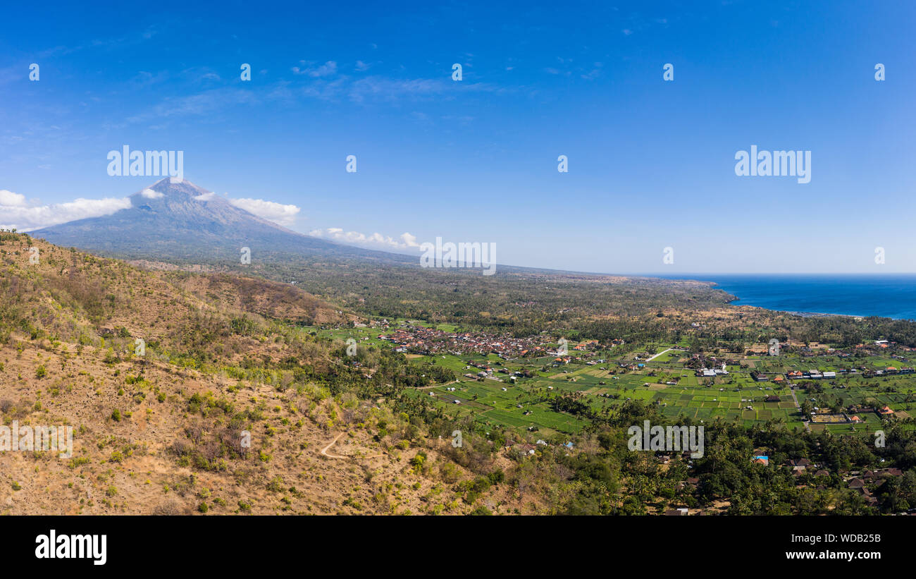 Antenne Panorama von Mt Agung Vulkan und die Küste im Norden, in der Nähe von Amed, Bali in Indonesien, Südostasien Stockfoto