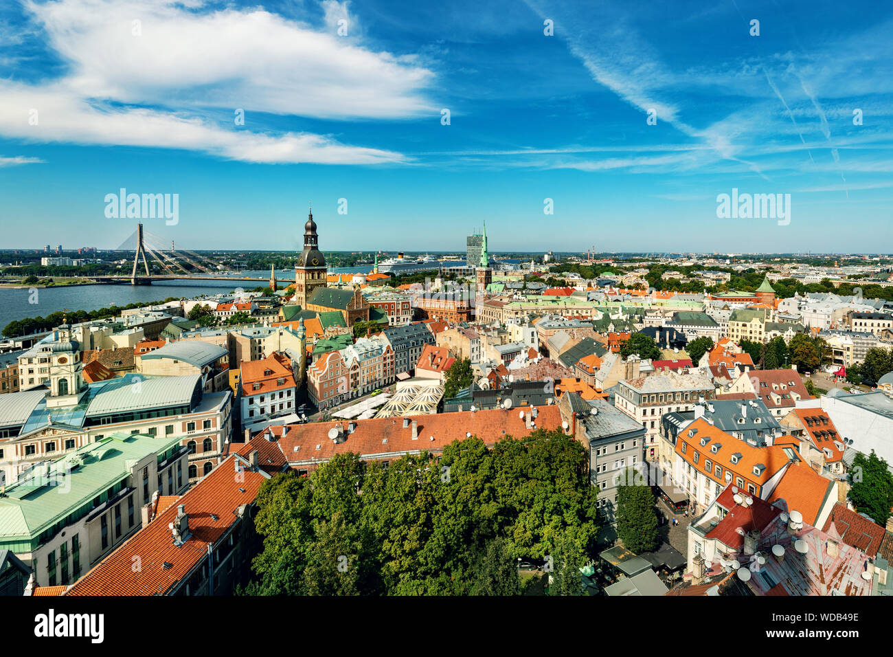 Luftaufnahme über Riga Altstadt bis an den Fluss Daugava. Lettland Stockfoto