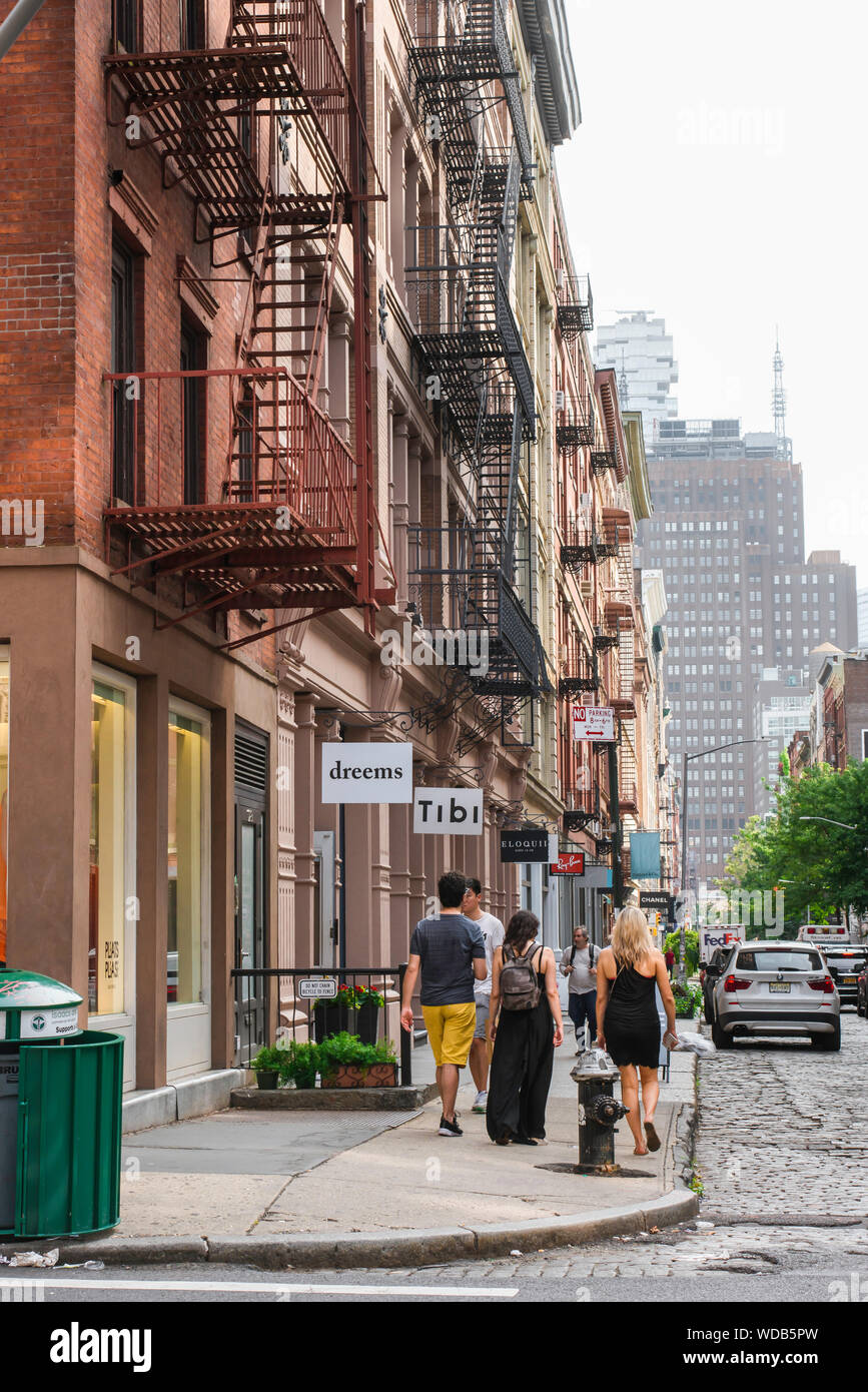 New York City Street, Rückansicht einer Gruppe junger Menschen, die eine Straße im Soho-Viertel von Manhattan, New York City, USA, entlang gehen. Stockfoto