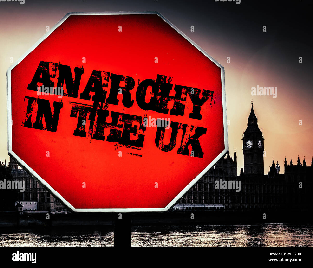 Anarchie in der britischen Botschaft mit Häusern des Parlaments, London im Hintergrund-dystopischen Thema aufgrund der politischen Unsicherheit infolge der Brexit Stockfoto