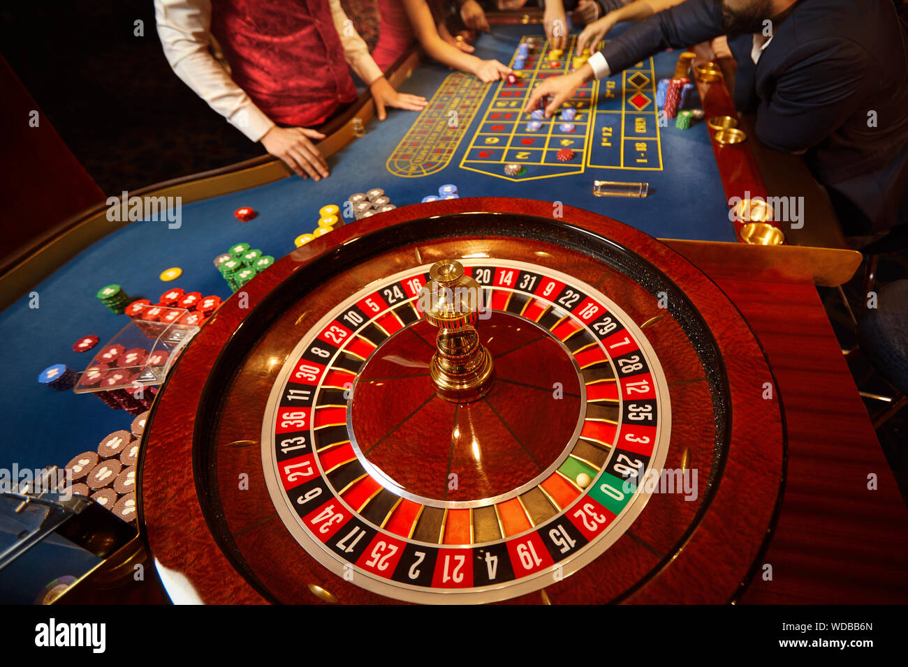 Der Croupier hält eine Kugel in einem Casino in seiner Hand. Stockfoto