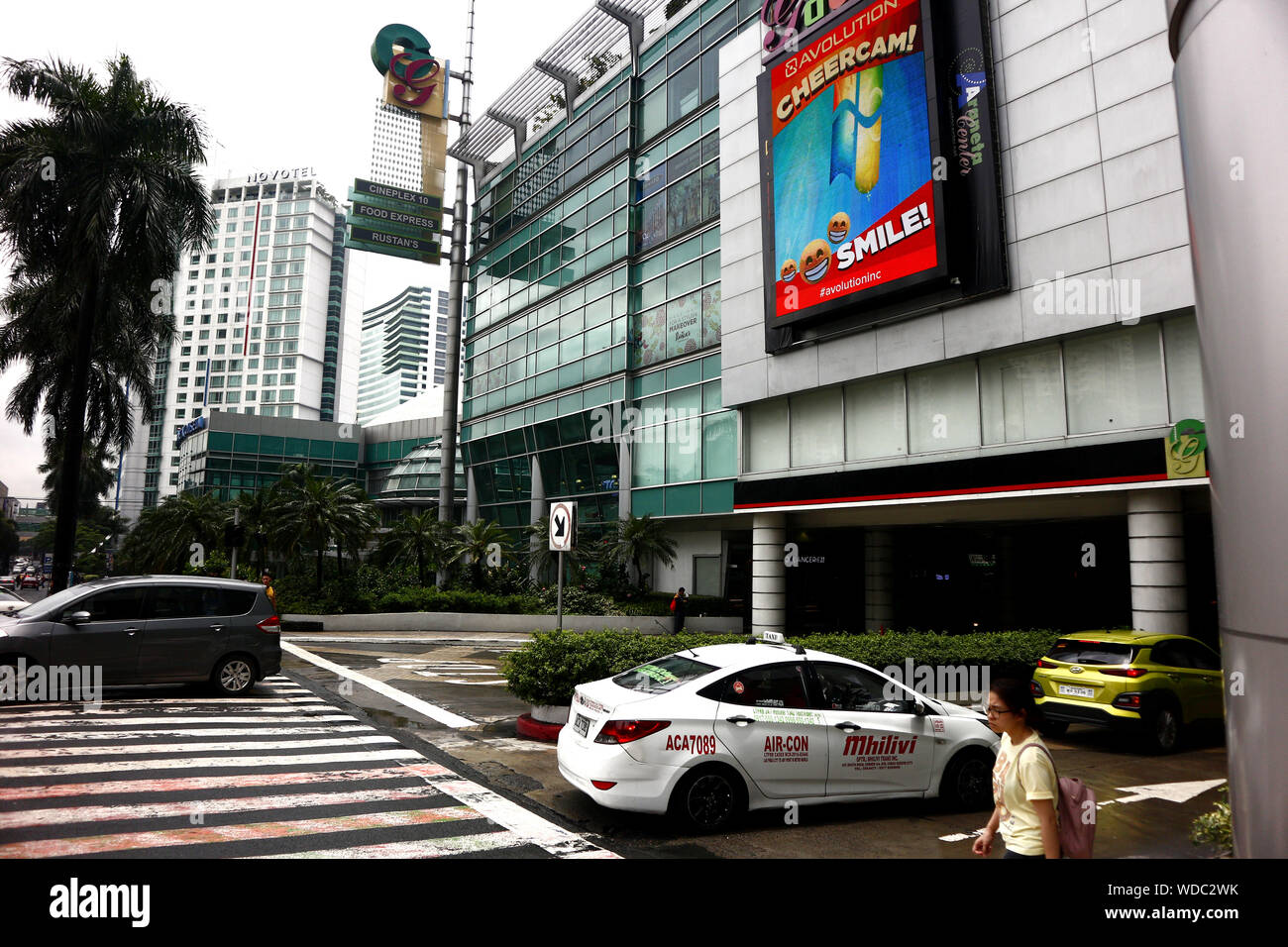 QUEZON CITY, Philippinen - 24. AUGUST 2019: Gebäude und andere Wohn- und gewerbliche Betriebe innerhalb der Araneta Center in Cubao, Quezon C Stockfoto