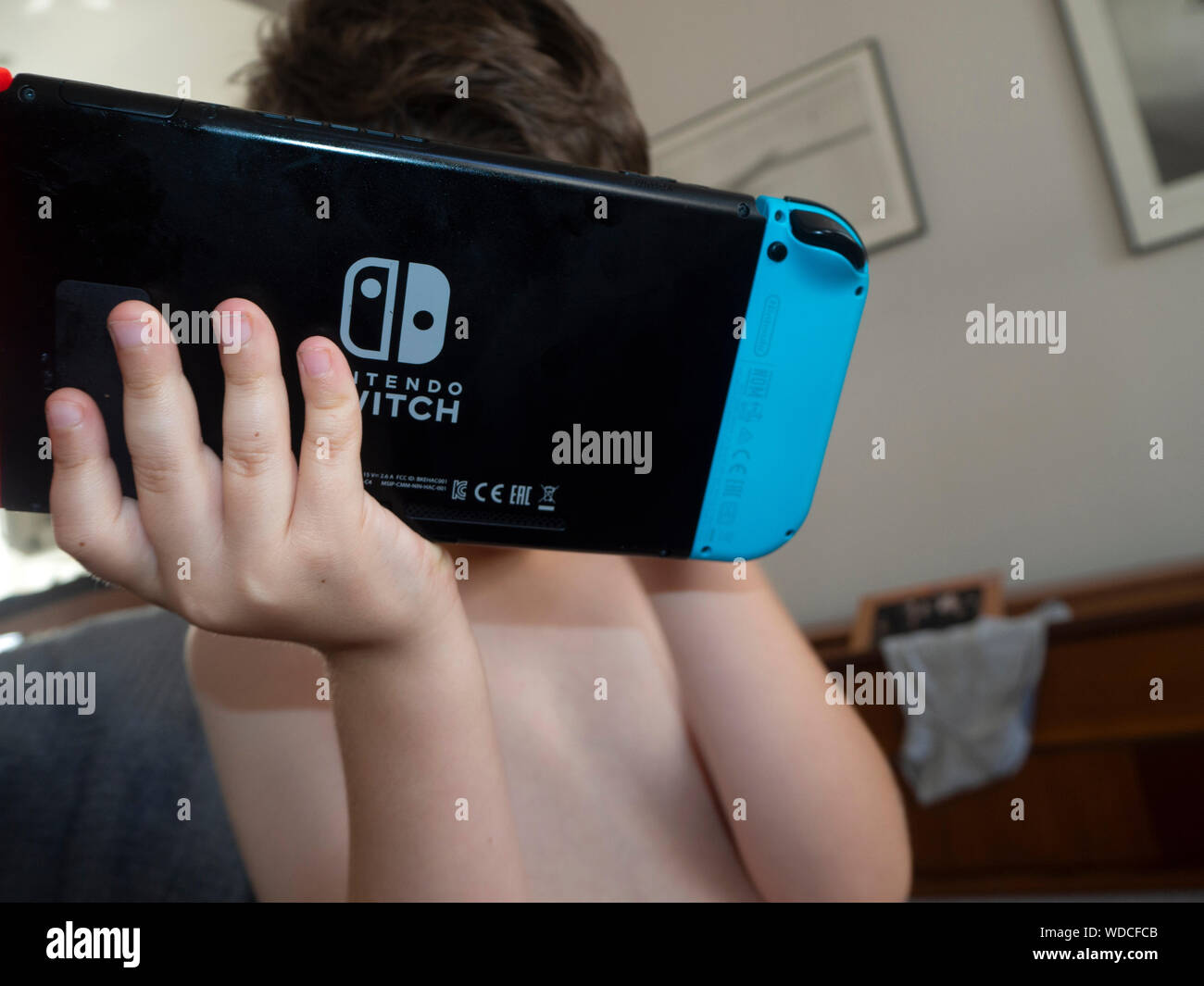 Kind spielen Nintendo Schalter Spiel Stockfotografie - Alamy