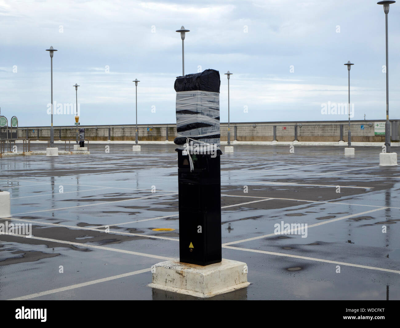 Verlassene und leere Außenparkplätze im obersten Stockwerk Stockfoto