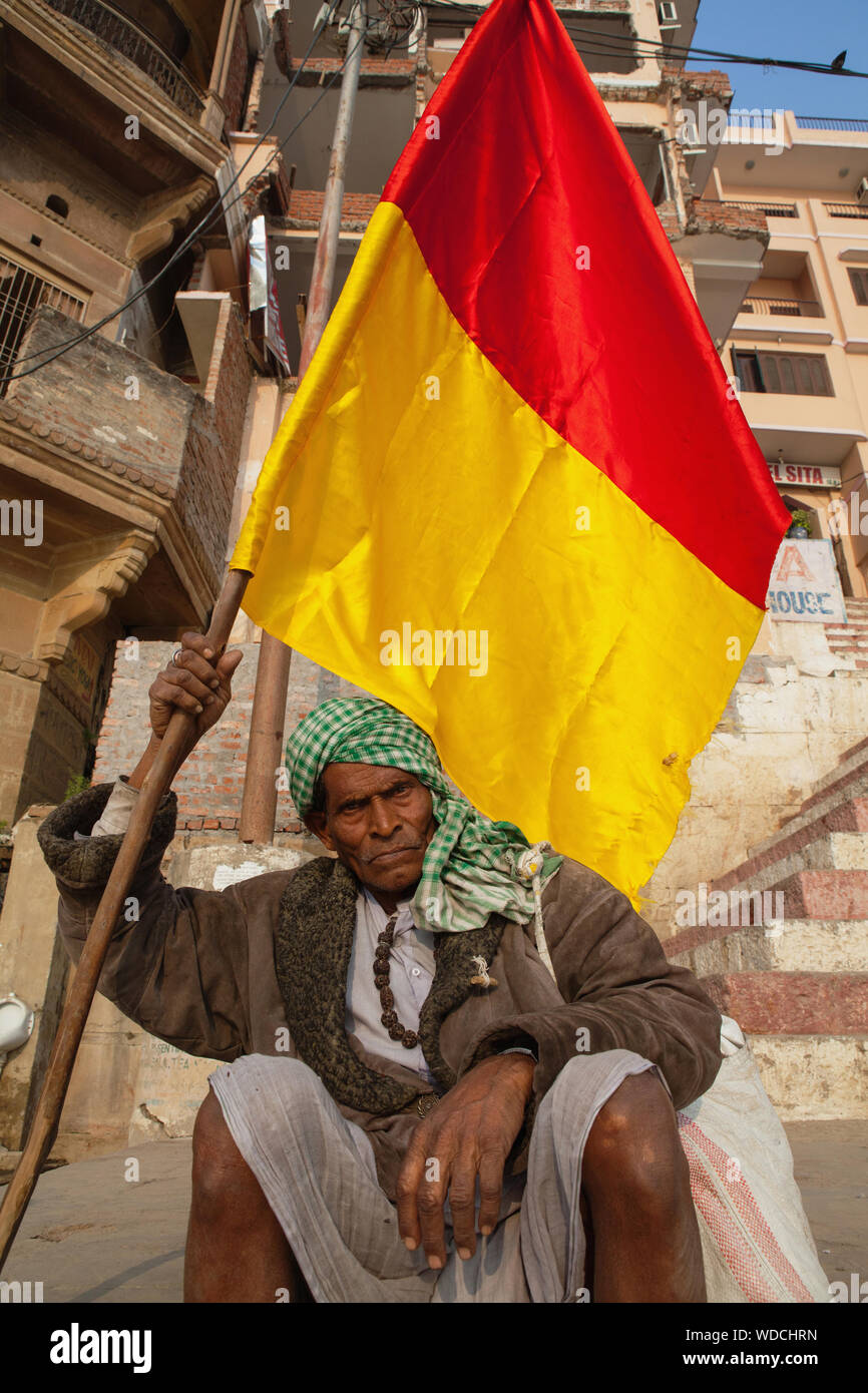 Indien, Uttar Pradesh, Varanasi, eine Fahne - Lager Pilger auf dem ghats von Varanasi. Stockfoto