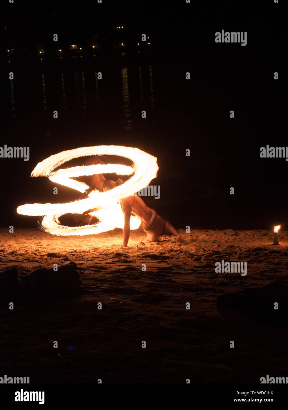 Feuershow am Strand von Chalok Baan Kao in den südlichen Ende der Insel Koh Tao, Thailand. Stockfoto