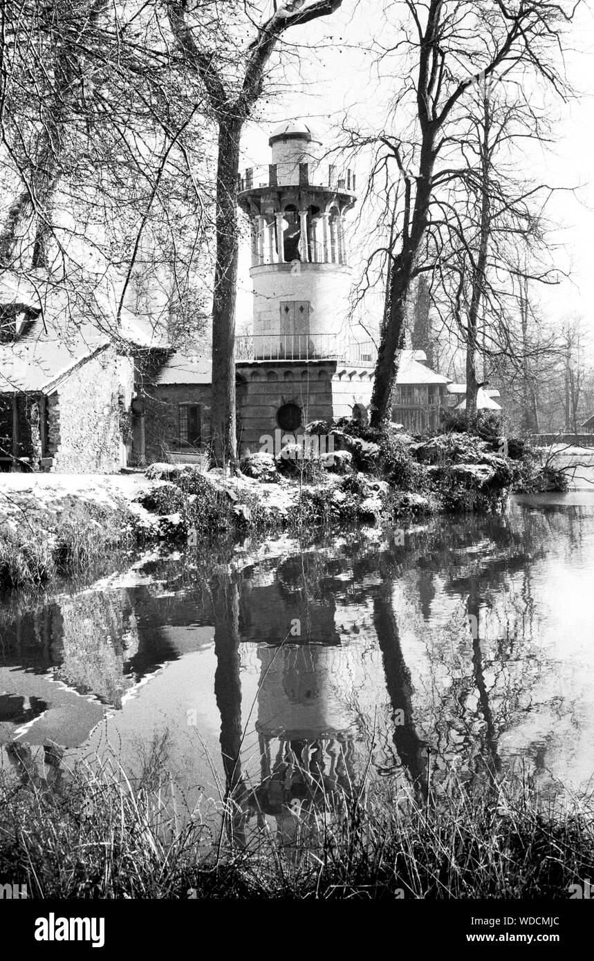 HAMEAU DE LA REINE Schloss Versailles, VON RICHARD MIQUE FÜR DIE KÖNIGIN MARIE ANTOINETTE UND INSPIRIERT DIE BRITISCHE AQUARELLIST HUBERT ROBERT - ENGLISCHEN GARTEN - Bauernhof - LBS UND BELVEDERE GEBÄUDE WINTER 1999 - HAUPTEINGANG VERSAILLES PARC-SILBER FILM © Frédéric BEAUMONT Stockfoto