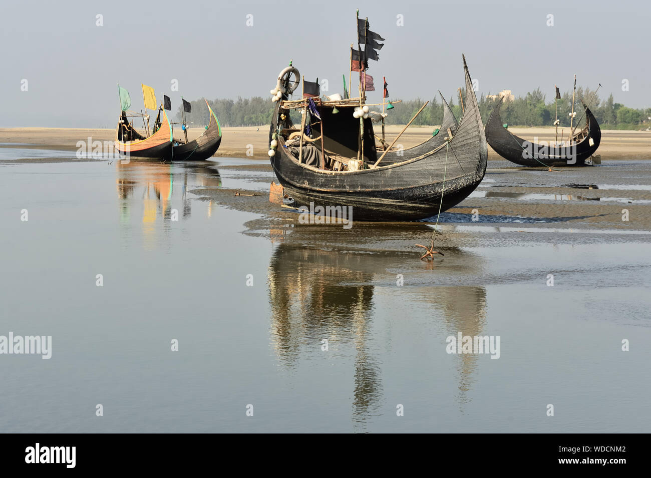 Die traditionellen Fischerboot (Sampan Booten) günstig auf dem längsten Strand, Cox's Bazar in Bangladesch. Stockfoto