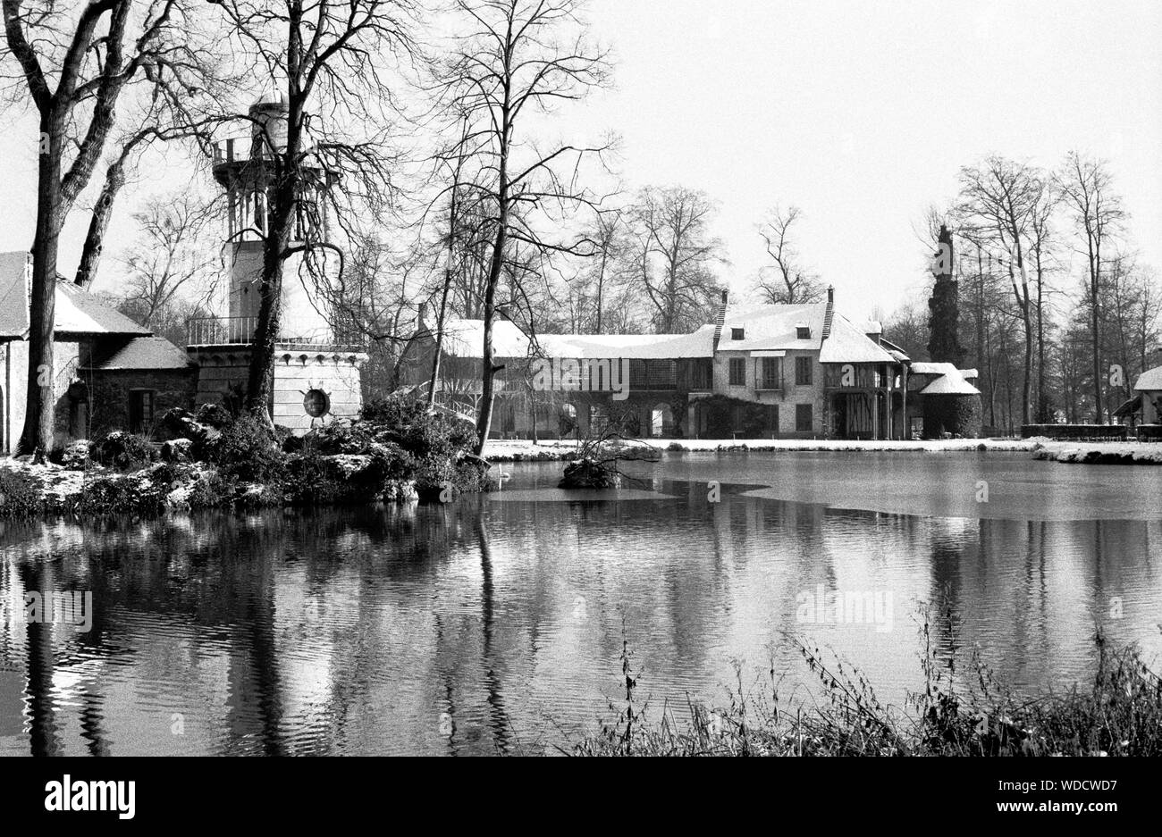 HAMEAU DE LA REINE Schloss Versailles, VON RICHARD MIQUE FÜR DIE KÖNIGIN MARIE ANTOINETTE UND INSPIRIERT DIE BRITISCHE AQUARELLIST HUBERT ROBERT - ENGLISCHEN GARTEN - Bauernhof - LBS UND BELVEDERE GEBÄUDE WINTER 1999 - HAUPTEINGANG VERSAILLES PARC-SILBER FILM © Frédéric BEAUMONT Stockfoto