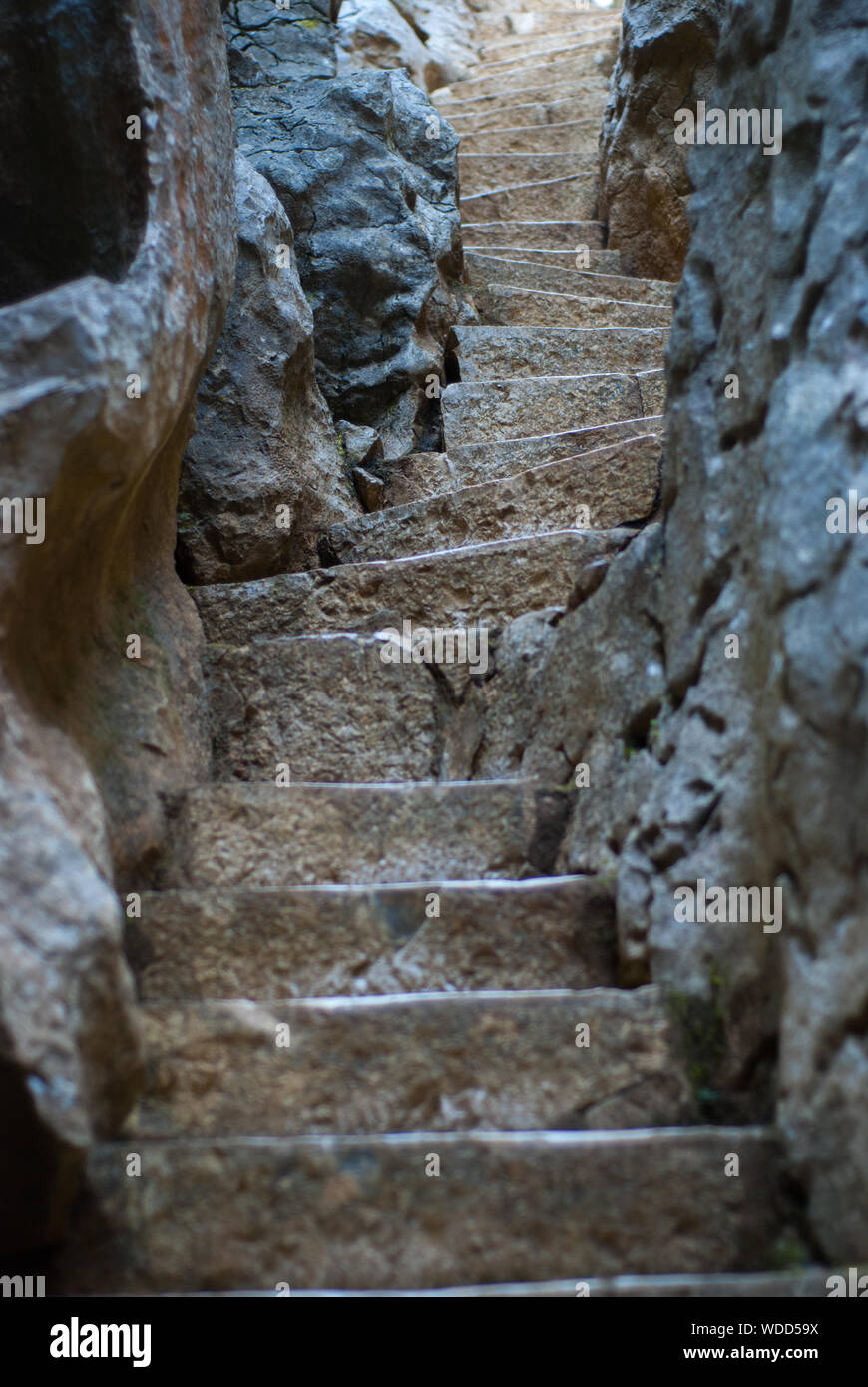 Person zu Fuß die Treppen hinauf auf dem alten Teil der Großen Mauer von China. Stockfoto