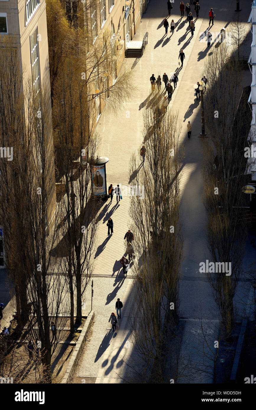 Menschen zu Fuß auf der Straße in Stockholm, Schweden Stockfoto