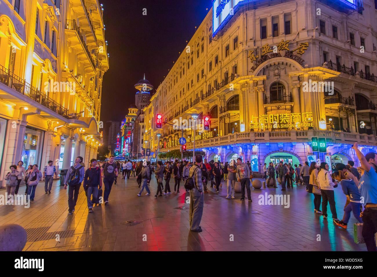 Das Leben in der Stadt in der Nacht in Shanghai, China Stockfoto