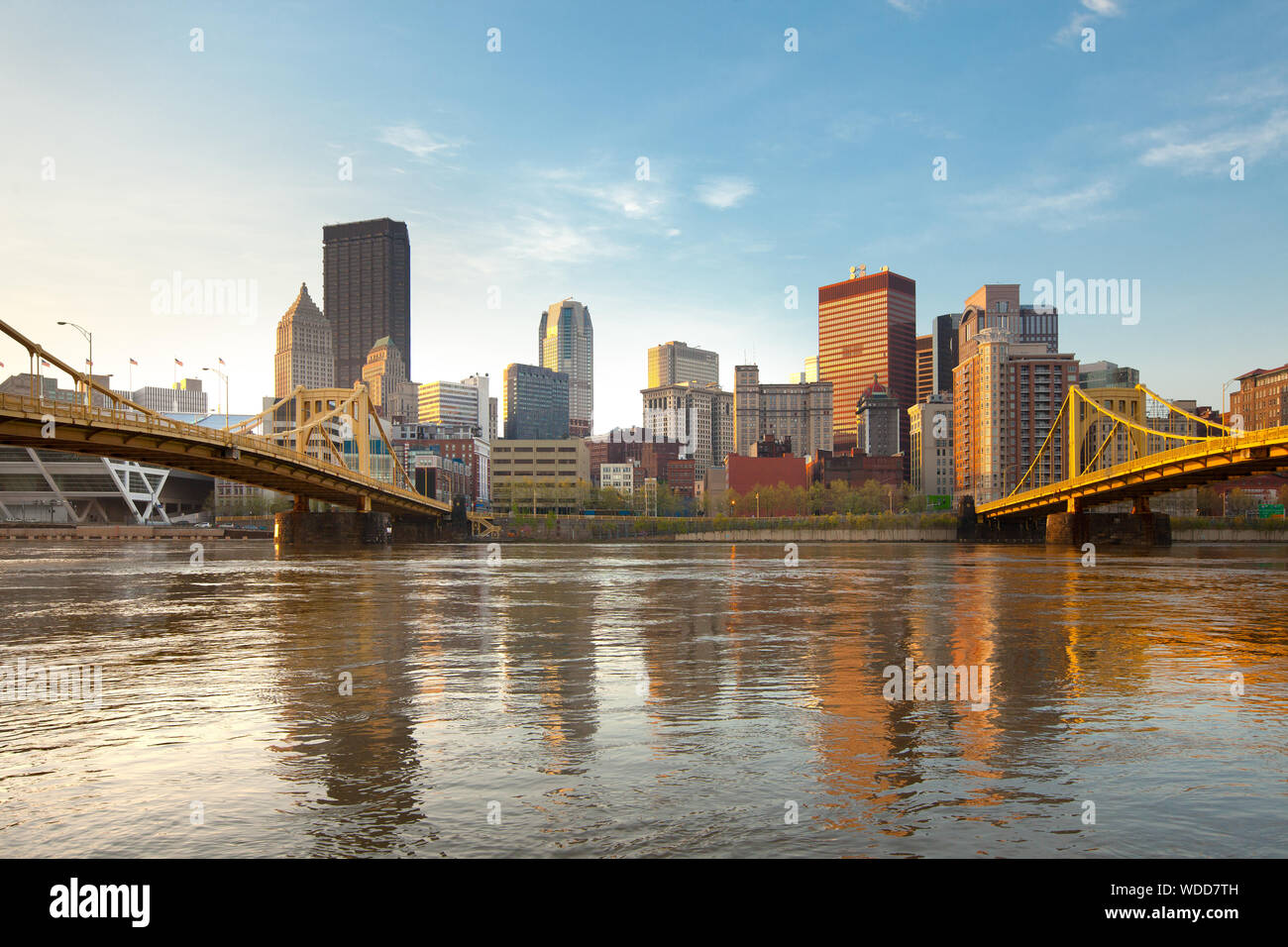 Skyline der Innenstadt mit Rachel Carson Brücke und Andy Warhol Brücke über den Allegheny River, Pittsburgh, Pennsylvania, USA Stockfoto
