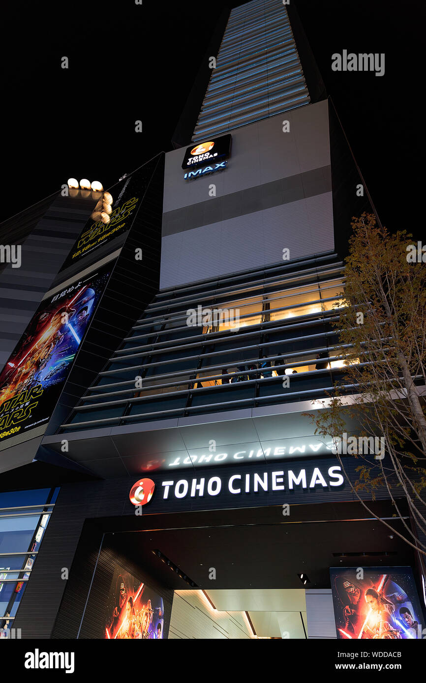 Star Wars: The Force weckt Poster außerhalb TOHO Kinos Gebäude in Shinjuku, Tokio. Stockfoto