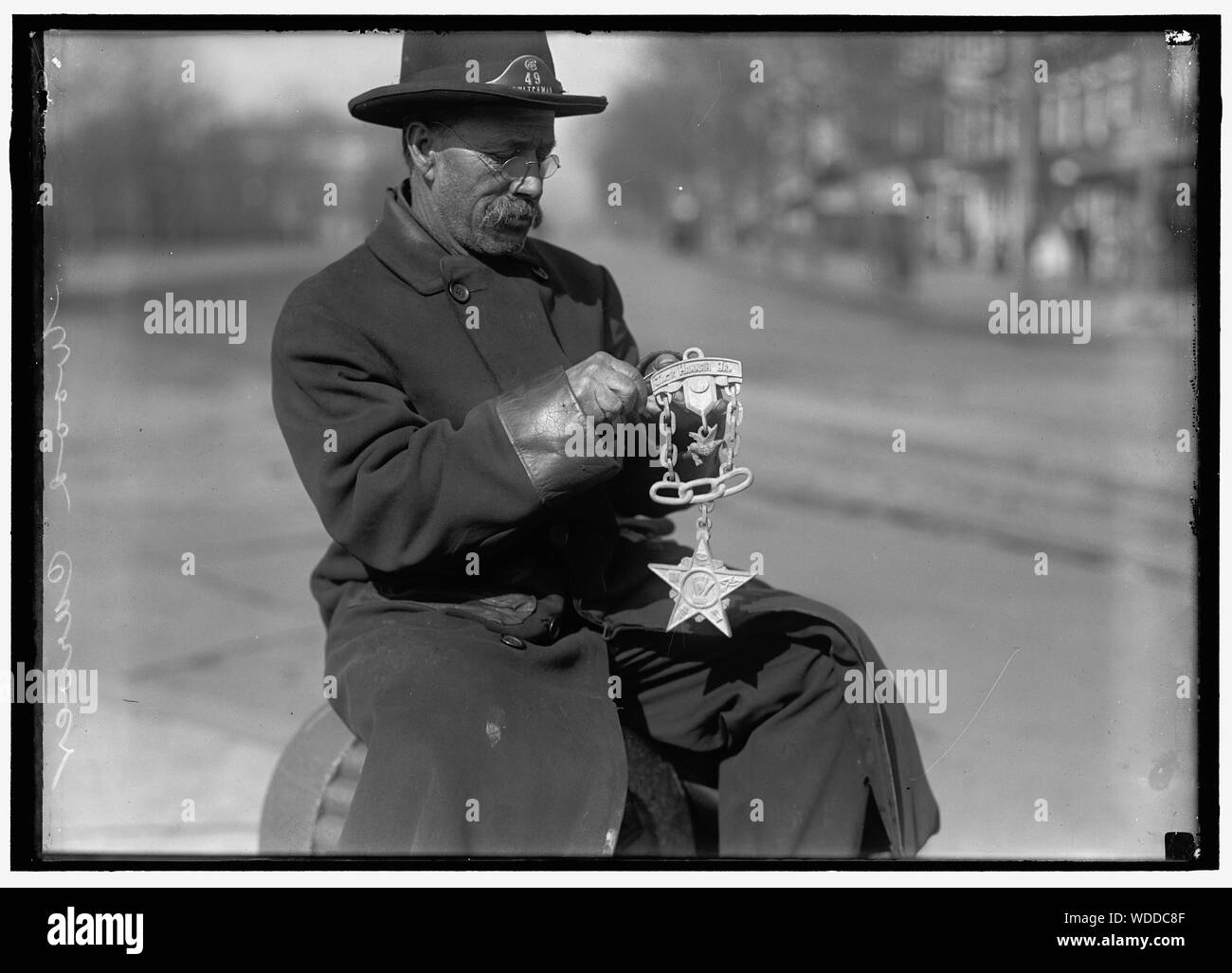 GRAND ARMEE DER REPUBLIK. G.A.R. EMBLEM geschnitzt aus Holz von SWITCHMAN an PEACE MONUMENT Abstract / Medium: 1 Negativ: Glas 5 x 7 in. oder kleiner Stockfoto