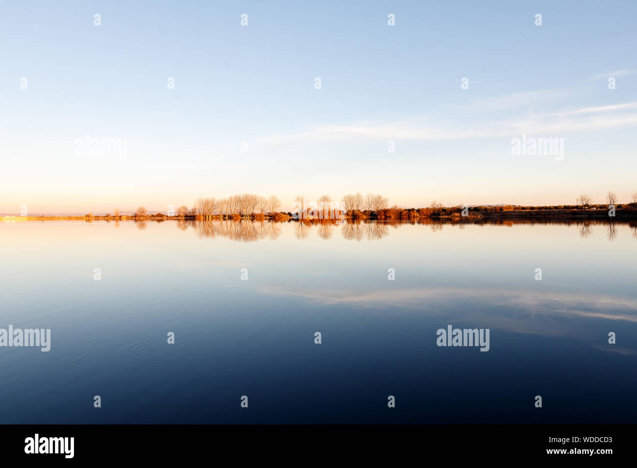Landschaft in einem See bei Sonnenuntergang Stockfoto