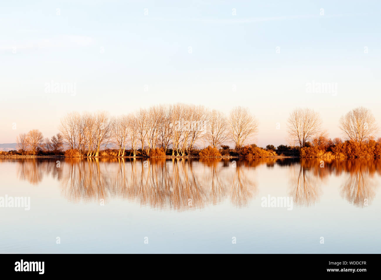 Landschaft in einem See bei Sonnenuntergang Stockfoto