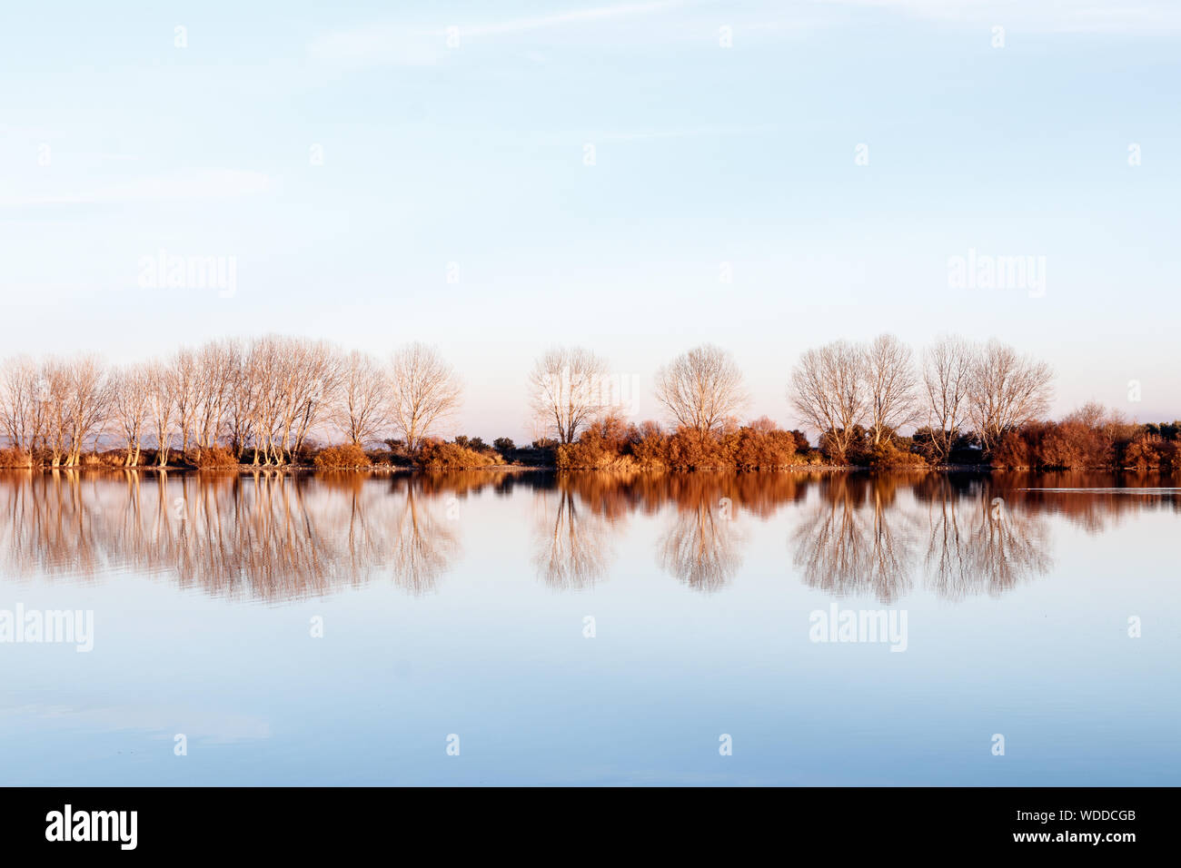 Landschaft in einem See bei Sonnenuntergang Stockfoto