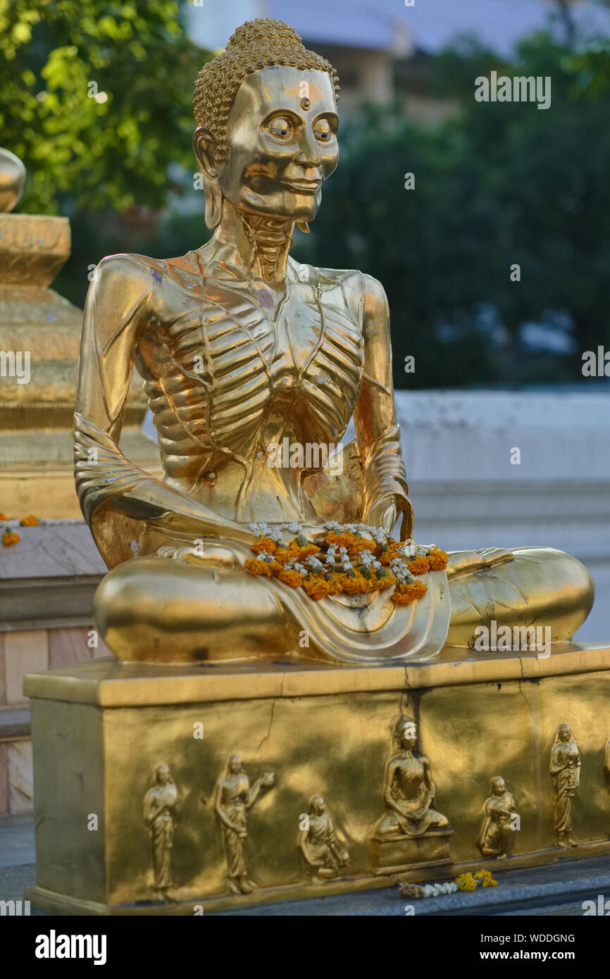 Die Statue eines ausgehungerten Buddha Darstellung des Buddha in einem Zeitraum von Selbst - Hunger und Buße, auf dem Gelände des Wat Suthat, Bangkok, Thailand Stockfoto