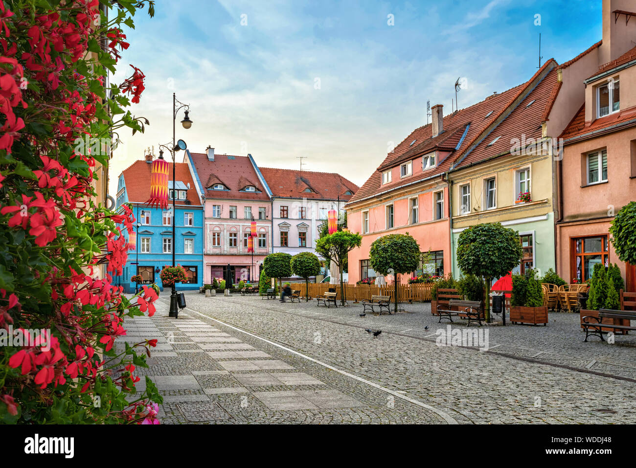 Bunte alte Häuser auf Rynek Platz in Olesnica, Niederschlesien, Polen Stockfoto