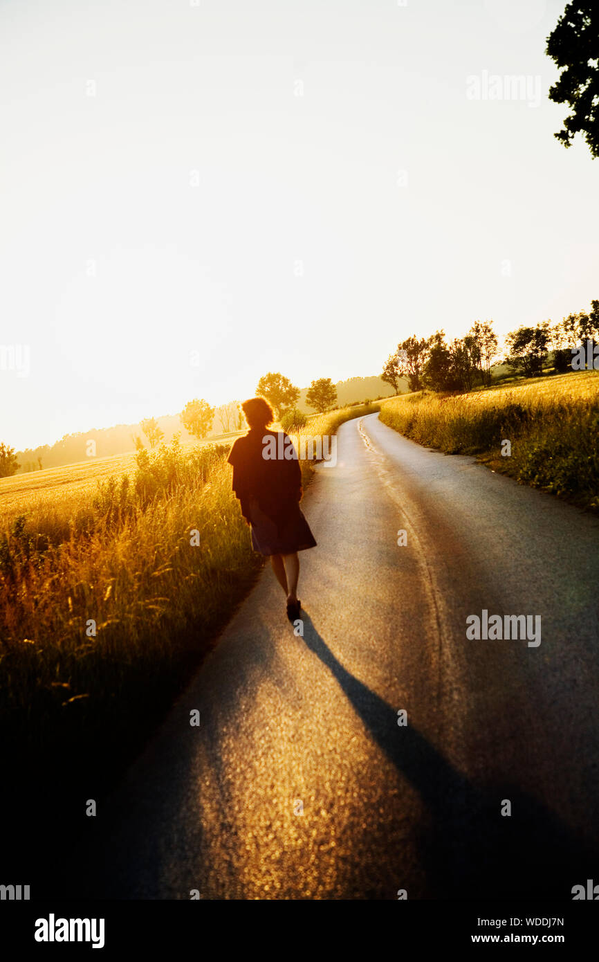 Frau zu Fuß auf der Straße auf Gotland, Schweden Stockfoto