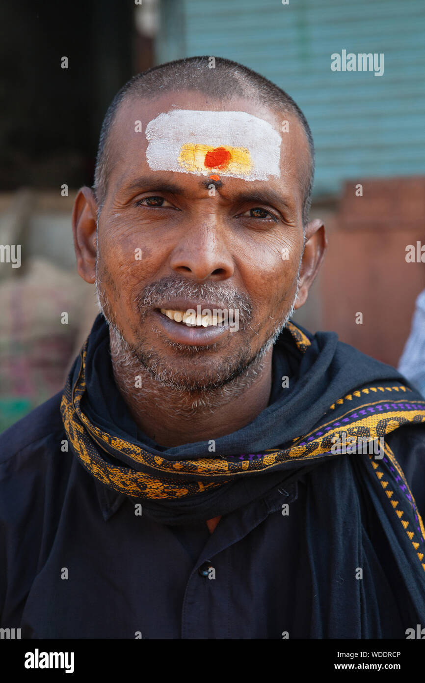 Indien, Telengana, Secunderabad, Portrait eines Mannes mit einem tilak Markierung auf der Stirn, abgenutzt für spirituellen Gründen. Stockfoto